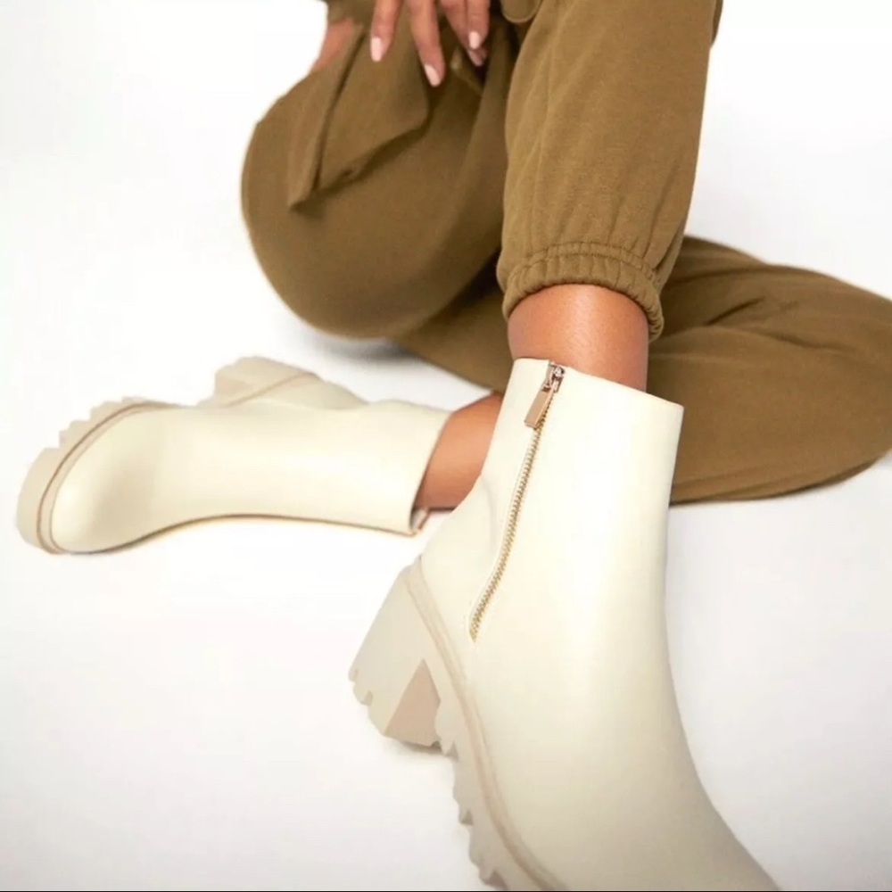 Shoe Dazzle NEW Danilyn Lug Sole
Bootie Faux Leather Cream 10 - Picture 2 of 10